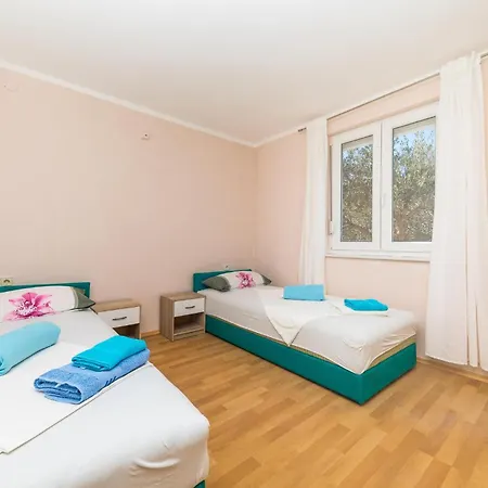 Okrug Gornji 51 * Traù