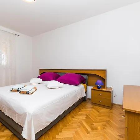 Awesome In Okrug Gornji With Kitchen Сasa de vacaciones *
