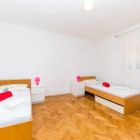 Сasa de vacaciones Awesome In Okrug Gornji With Kitchen *