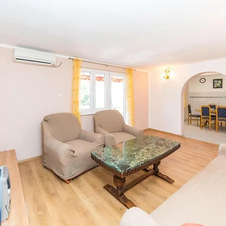 Awesome In Okrug Gornji With Kitchen Сasa de vacaciones *