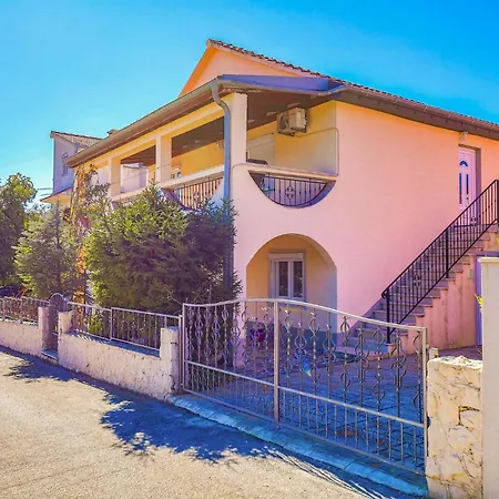 Сasa de vacaciones Awesome In Okrug Gornji With Kitchen Trogir