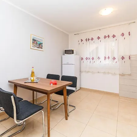 Awesome In Okrug Gornji With Kitchen