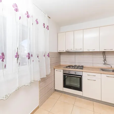 Awesome In Okrug Gornji With Kitchen Сasa de vacaciones